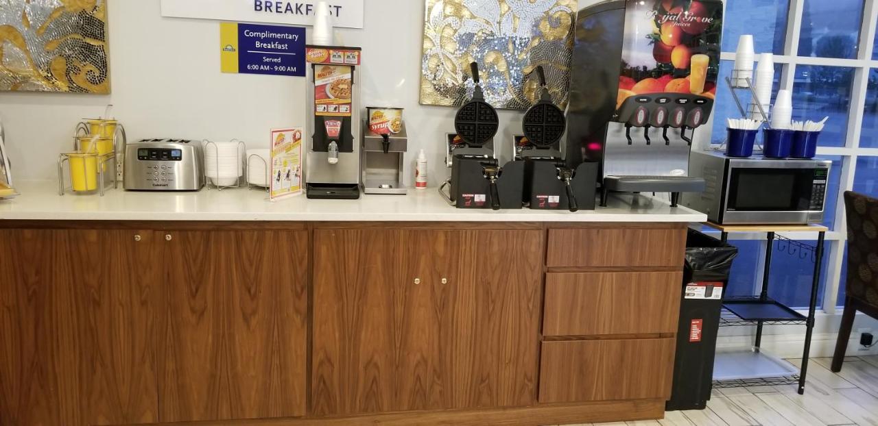 罗斯堡温德姆戴斯酒店 外观 照片